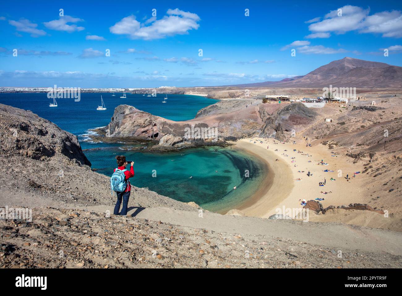 Spagna, Isole Canarie, Lanzarote, Playa Blanca. Playa de Papagayo, spiagge di Papagayo. Escursionista, donna. Modello rilasciato. Foto Stock