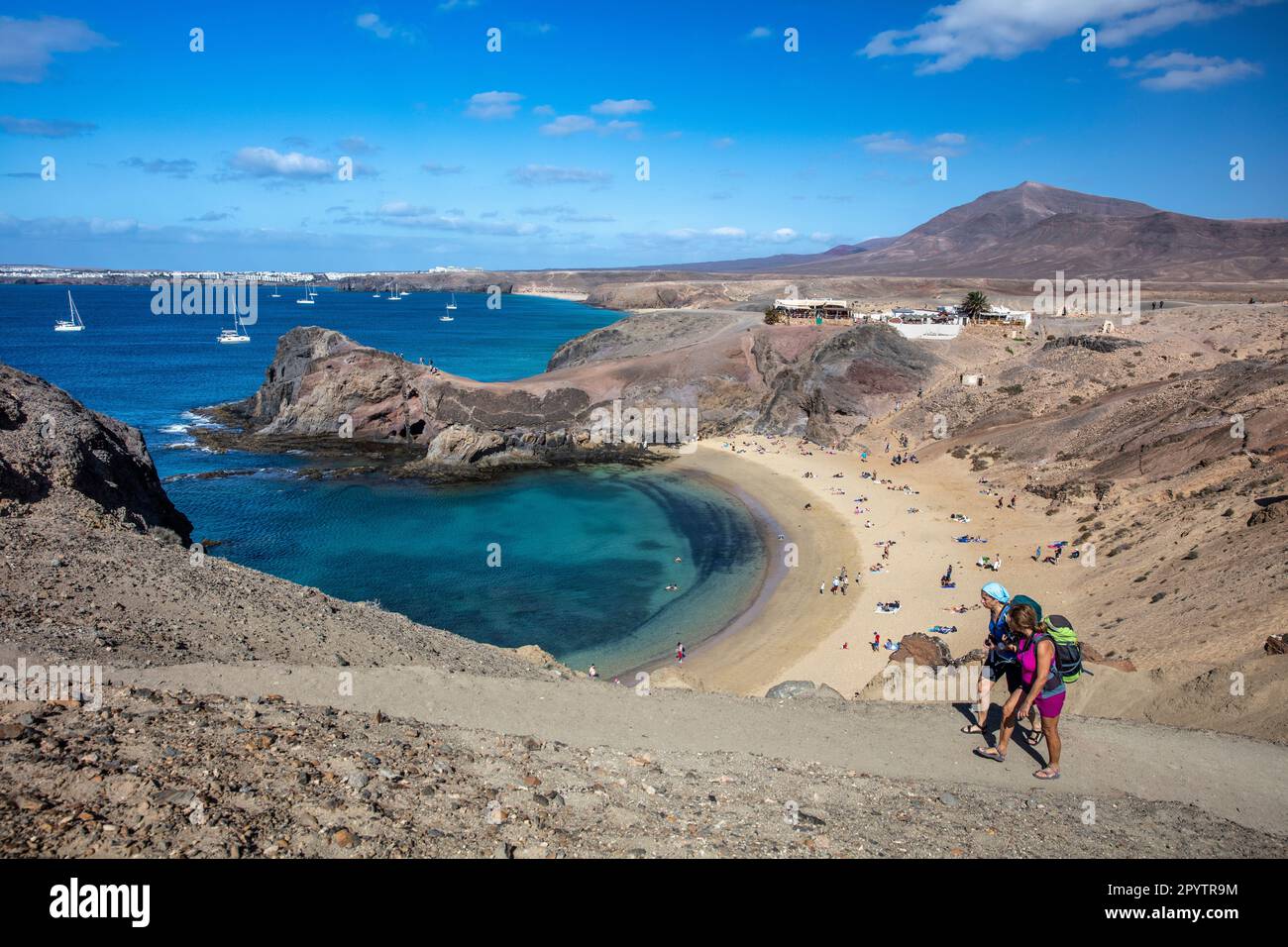 Spagna, Isole Canarie, Lanzarote, Playa Blanca. Playa de Papagayo, spiagge di Papagayo. Escursionisti, donne. Foto Stock