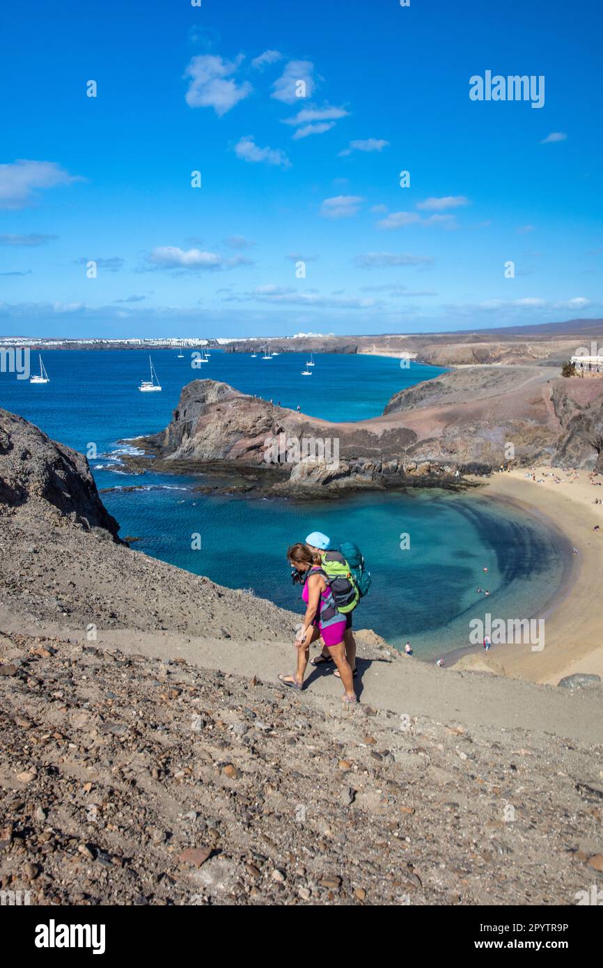 Spagna, Isole Canarie, Lanzarote, Playa Blanca. Playa de Papagayo, spiagge di Papagayo. Escursionisti, donne. Foto Stock