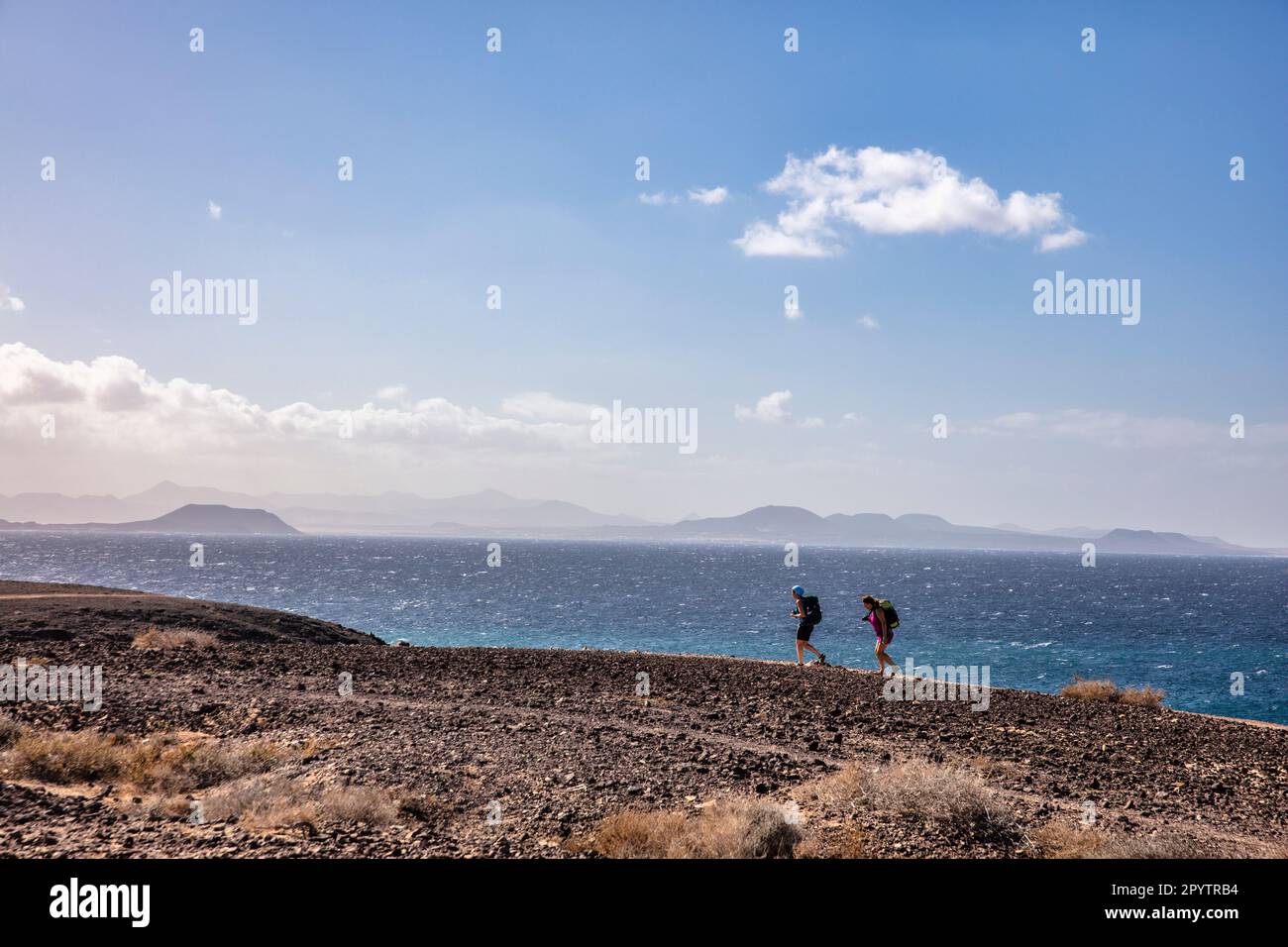 Spagna, Isole Canarie, Lanzarote, Playa Blanca. Playa de Papagayo, spiagge di Papagayo. Escursionisti. Foto Stock