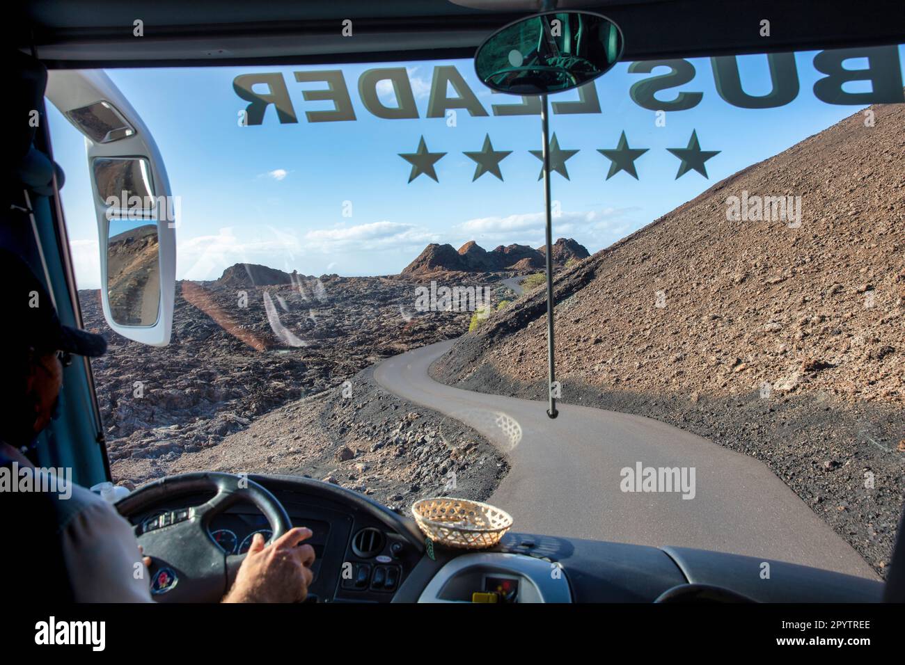Spagna, Isole Canarie, Lanzarote, Parco Nazionale di Timanfaya, Montagnas del Fuego, Fire Mountains, cratere vulcanico paesaggio. Turistico, tour in autobus Foto Stock