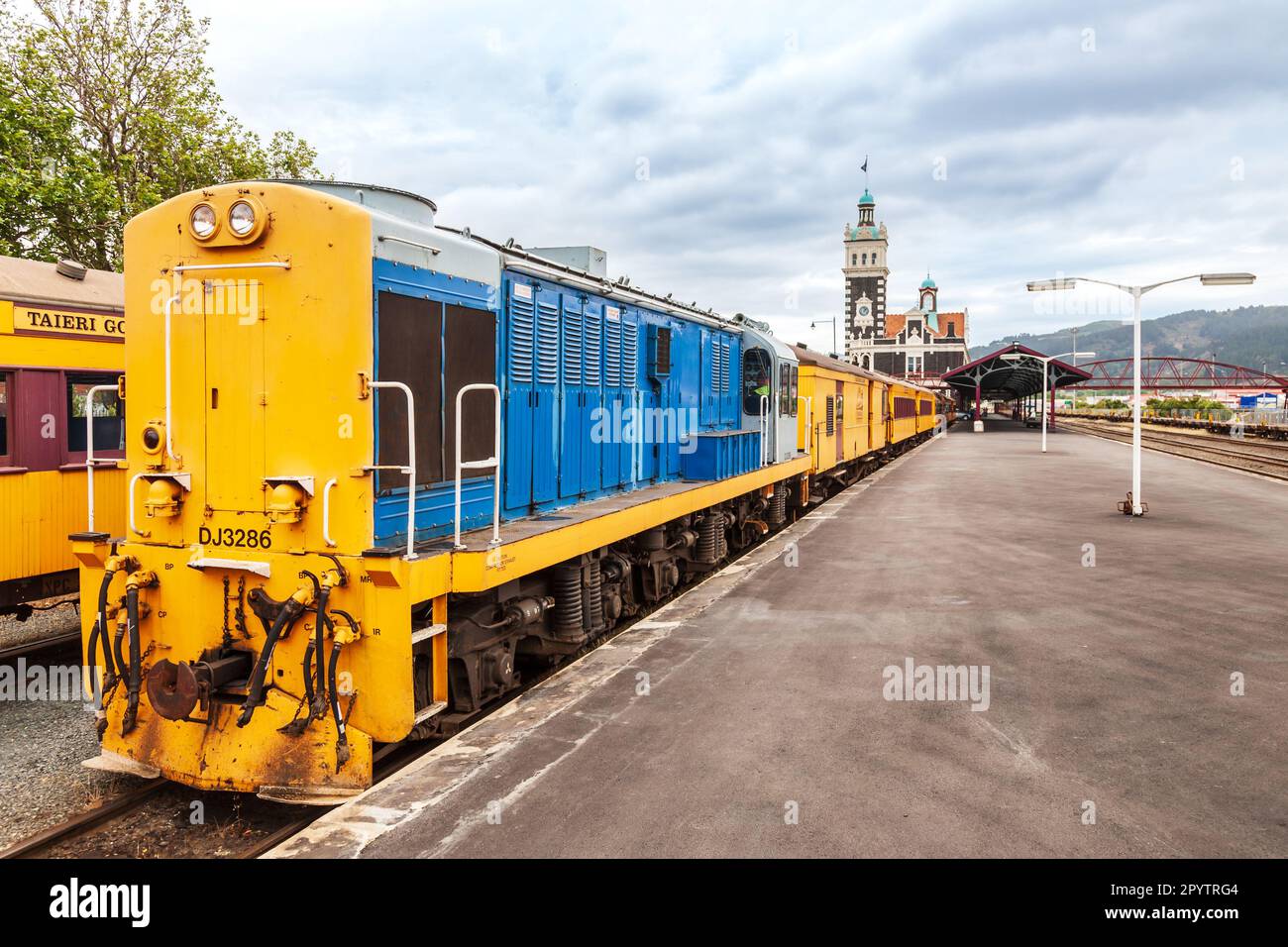 Dunedin, Nuova Zelanda - 3 gennaio 2010: Treno della gola di Taieri alla piattaforma della storica stazione ferroviaria di Dunedin Foto Stock