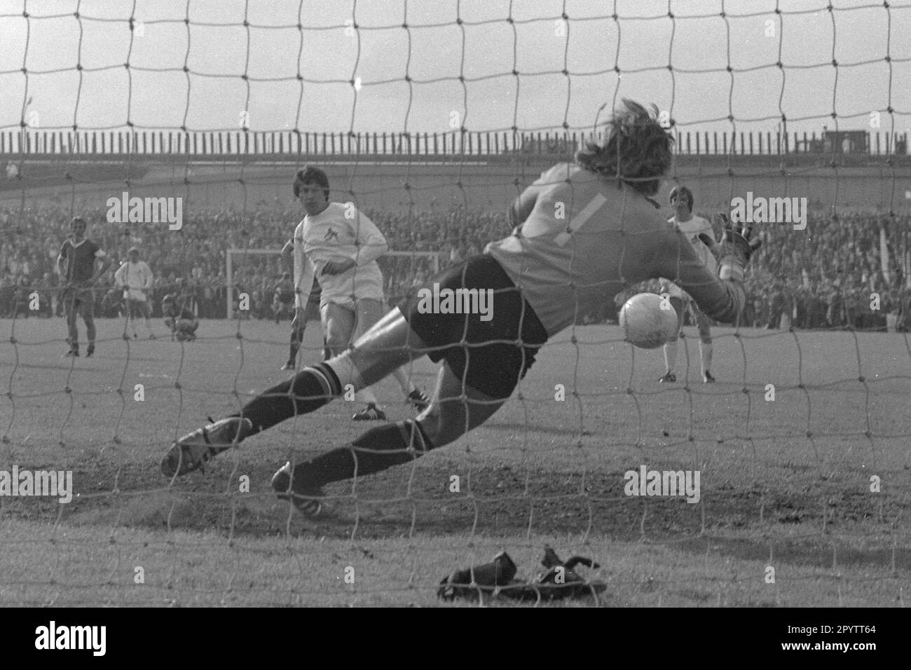 FOTO ARCHIVIO: Norbert NIGBUHR turns 75 on May 8, 2023, Werner BISKUP (Koeln) perde una penalità contro il goalwart Norbert NIGBUR (Schalke), parata, calcio, DFB Pokal, FC Schalke 04 (GE) - FC Cologne (K) 5:2, il 10 giugno 1972 a Gelsenkirchen / Germania. ? Foto Stock