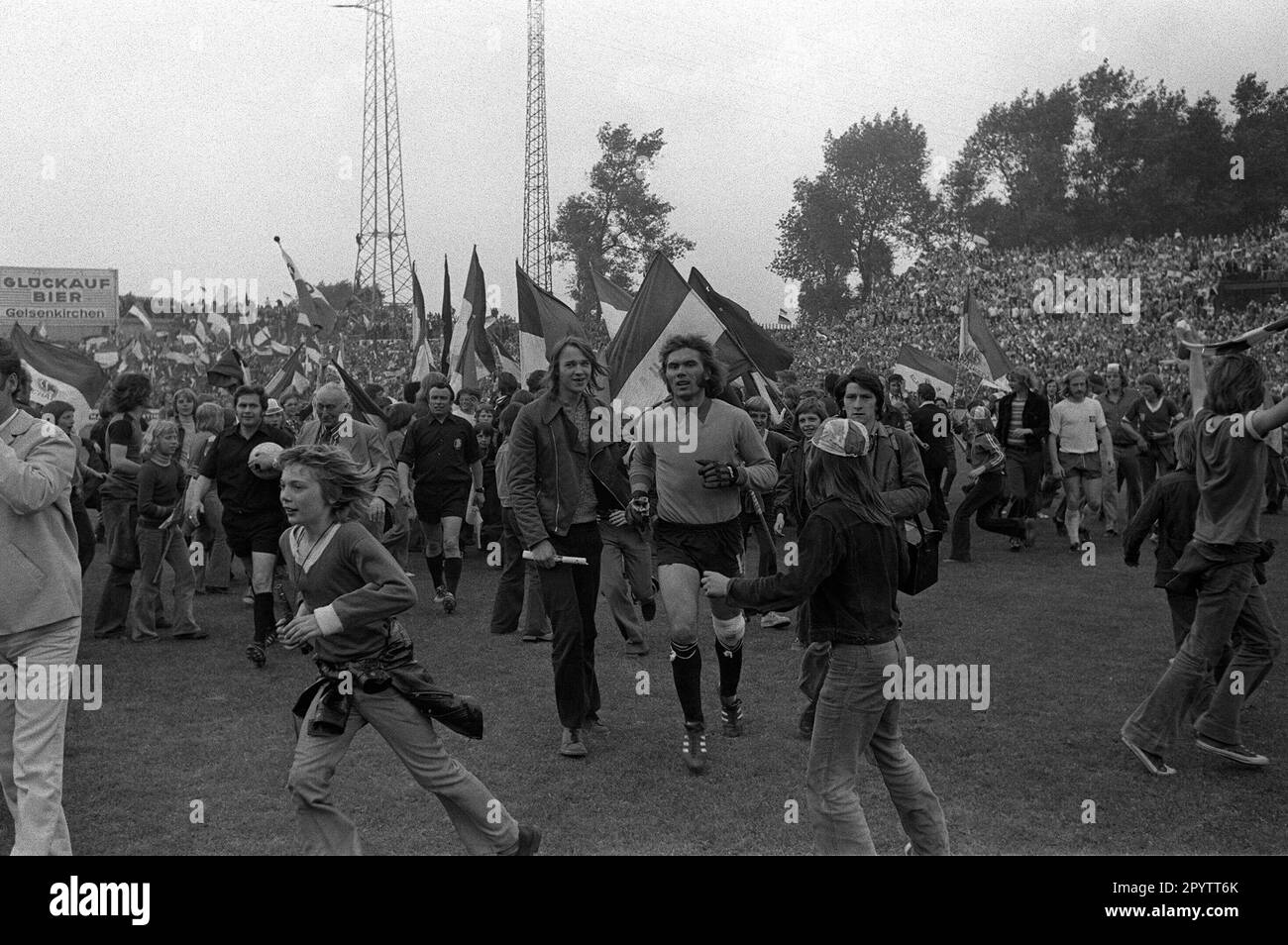 FOTO DI ARCHIVIO: Norbert NIGBUHR avrà 75 anni il 8 maggio 2023, Schalke tifosi tempesta il campo, goalwart Norbert NIGBUR (S04) è accompagnato da spettatori dal campo, b/w gioco di addio per il Glueckauf Kampfbahn Gelsenkirchen calcio Bundesliga FC Schalke 04 - HSV Amburgo Amburgo Amburgo 2-0 il 06/09/1973 Foto Stock