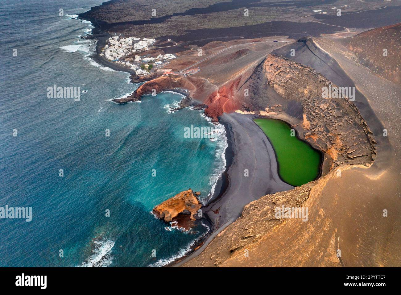 Spagna, Isole Canarie, Lanzarote, El Golfo. Laguna Verde, Lago, Lago Verde. Spiaggia. Vista aerea. Foto Stock