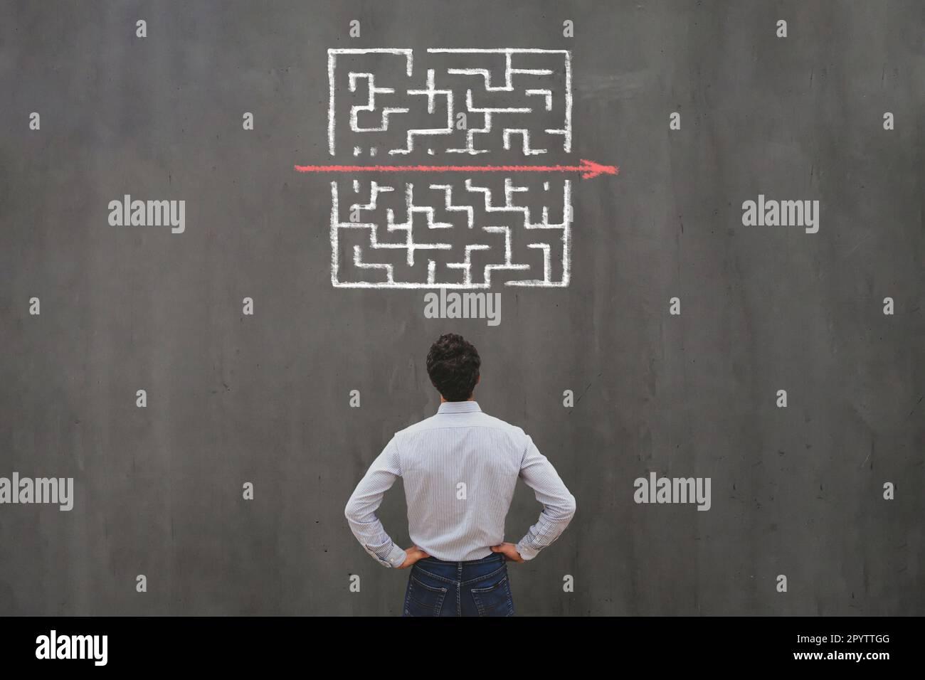 concetto di soluzione semplice e veloce, risoluzione dei problemi, uomo d'affari che pensa all'uscita dal labirinto complesso Foto Stock