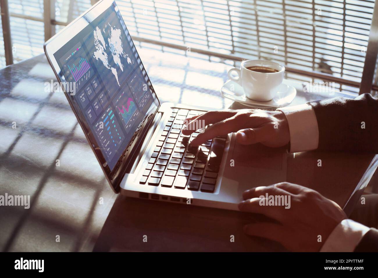 dashboard finanziario sullo schermo del computer, analisi dei dati, primo piano delle mani di un uomo d'affari Foto Stock