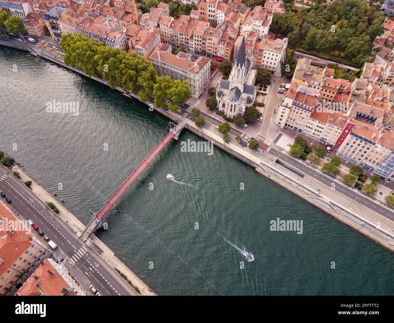 Lione vista insolita, Francia, paesaggio urbano dall'alto, chiesa di Saint-Georges e barche sul fiume Saone Foto Stock