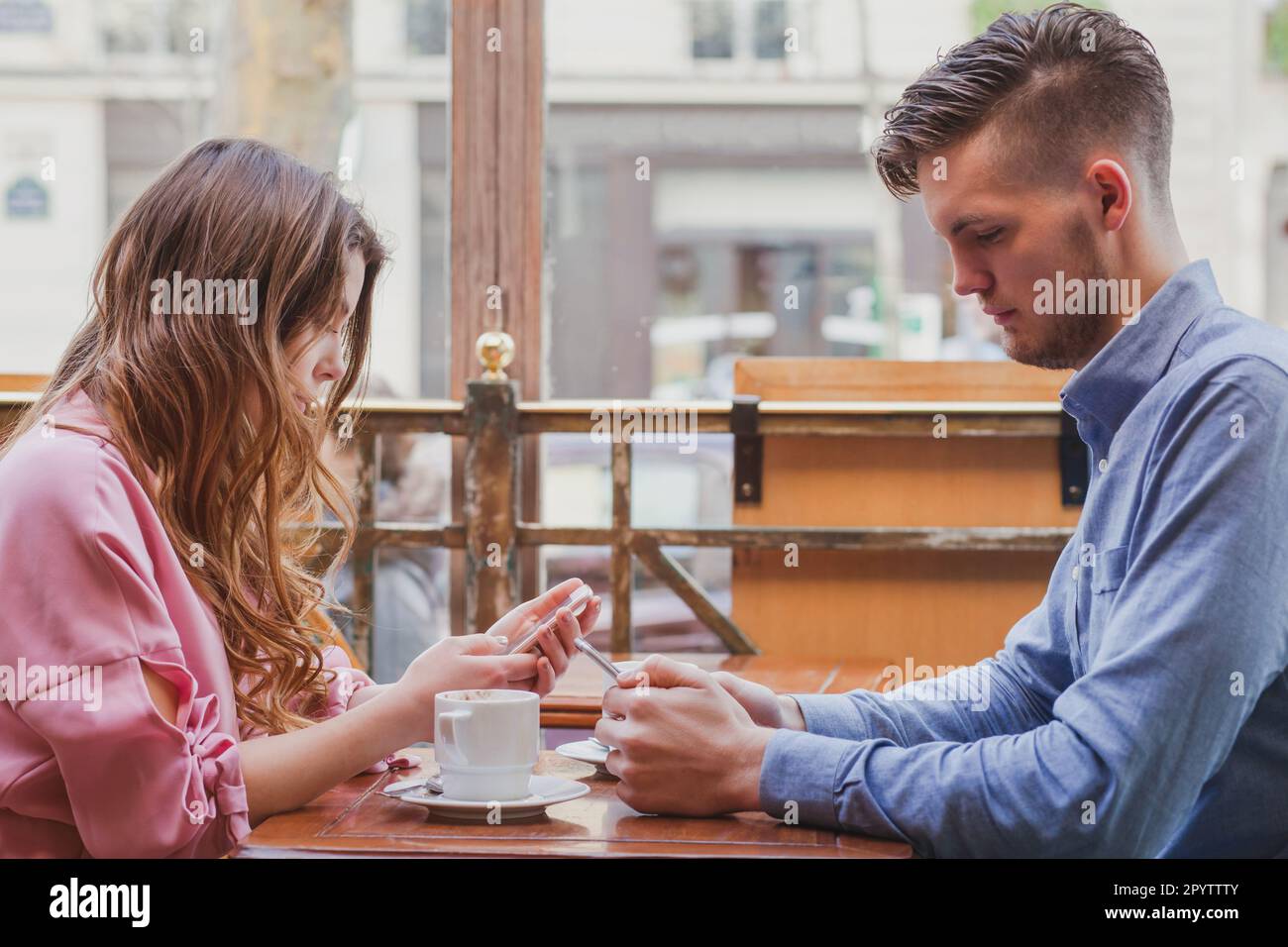 dipendenza da internet, giovane coppia che legge i social media sui loro smartphone, phubing Foto Stock