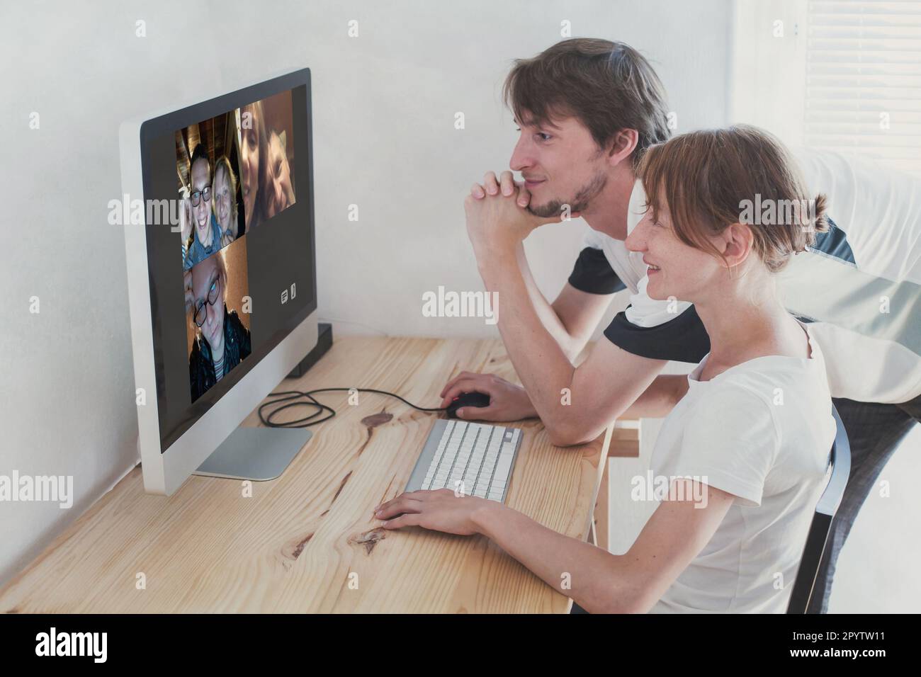 video chat di famiglia, bambini adulti che parlano con i genitori durante il blocco del coronavirus pandemico da casa Foto Stock