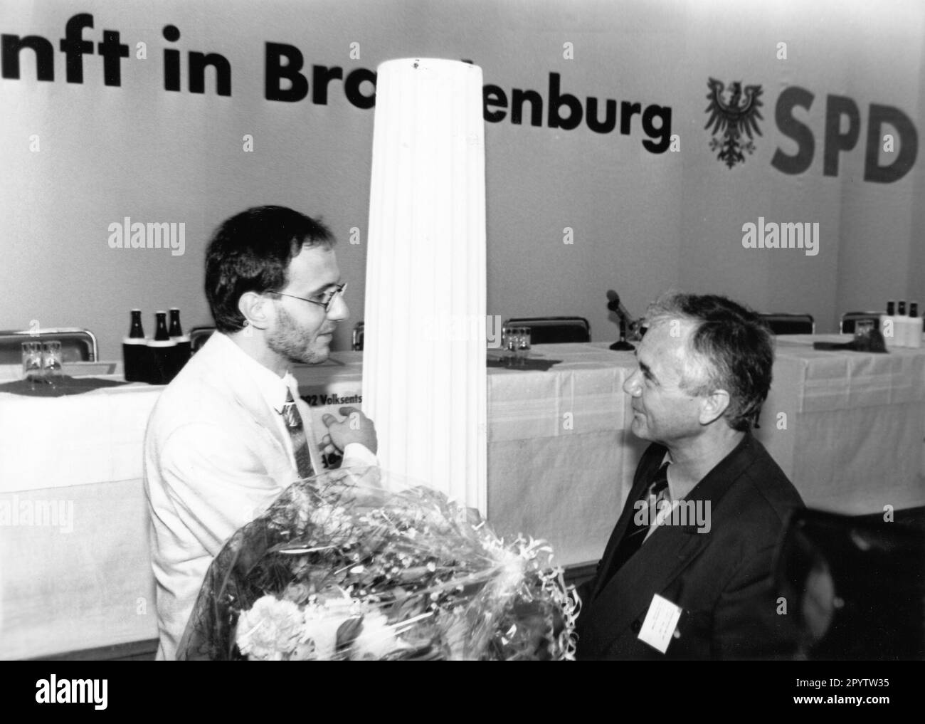 Alla conferenza del partito Templin SPD, l'esecutivo statale si è congratulato con Manfred Stolpe per il suo compleanno. Steffen Reiche(l.) si congratula con la festa. Wende. Punto di svolta. Foto:MAZ/Skoupy, 16.05.1992 [traduzione automatica] Foto Stock