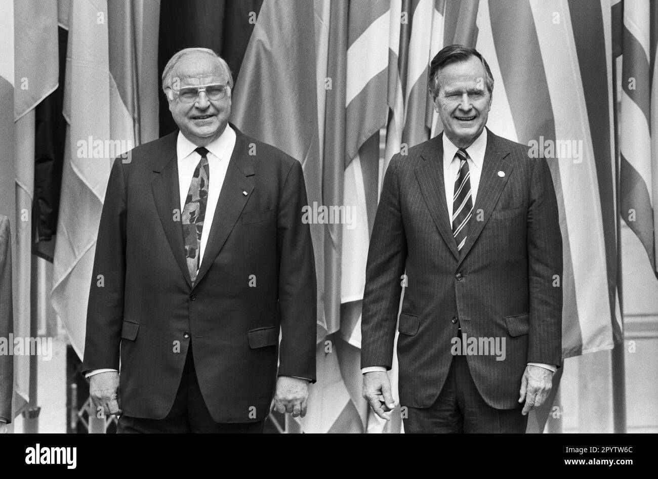 Germania, Monaco di Baviera, 05.07.1992 Archivio: 35-08-22 World Economic Summit Photo: Cancelliere Helmut Kohl e George Bush, Presidente USA [traduzione automatica] Foto Stock