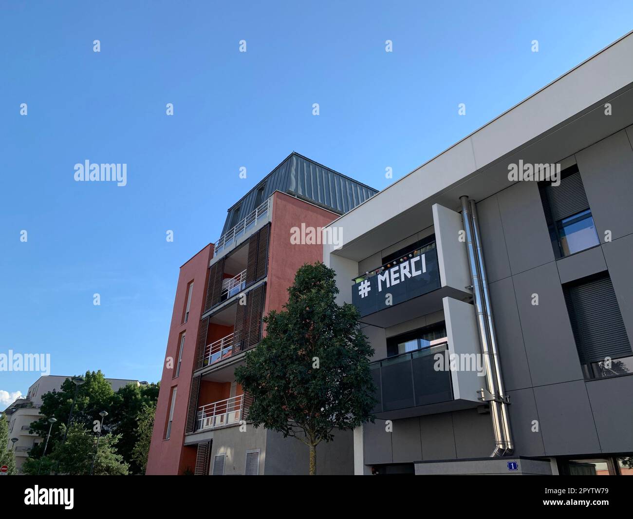 Merci o grazie, gratitudine agli operatori medici durante l'epidemia di covid-19, parola scritta sul balcone di edificio residenziale in Francia Foto Stock