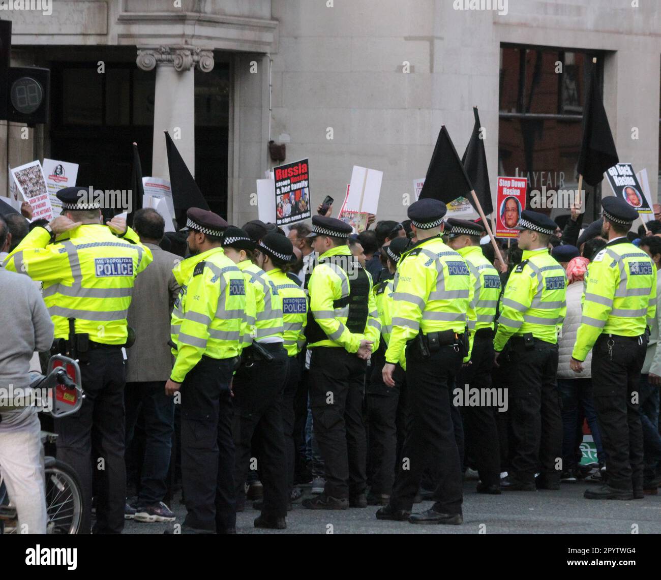 Bangladesh la gente era al di fuori di claridge, dimostrando alcuni per il primo ministro e altri contro il primo ministro hasina . C'era un sacco di polizia lì e la demo era ancora in corso fino al 1am.She è a Londra per l'incoronazione e lei è rimasto al claridge's con altri leader e re e regine 4/5/2023 blitz Foto Stock