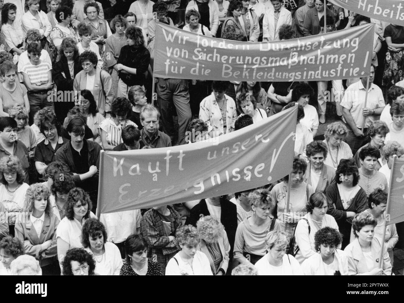 Dimostrazione/sciopero dei lavoratori tessili nel Brandeburgo per salvare il loro lavoro. Rally. Industria dell'abbigliamento. Wende/turnaround.photo: MAZ/Wolfgang Mallwitz, 10.05.1990 [traduzione automatica] Foto Stock