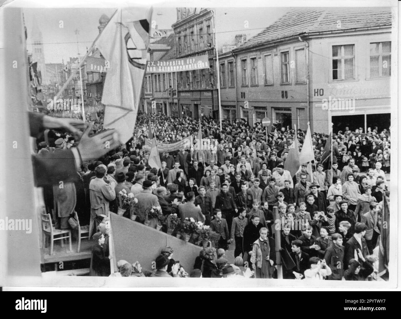 Processione dimostrativa dei lavoratori oltre la tribuna sulla quale i rappresentanti della direzione del distretto SED di Potsdam salutano il popolo.40th° anniversario della Grande Rivoluzione Socialista di Ottobre. Rally.Event. GDR. storico.foto. MAZ/Herbert Dörries, 08.11.1957 [traduzione automatica] Foto Stock