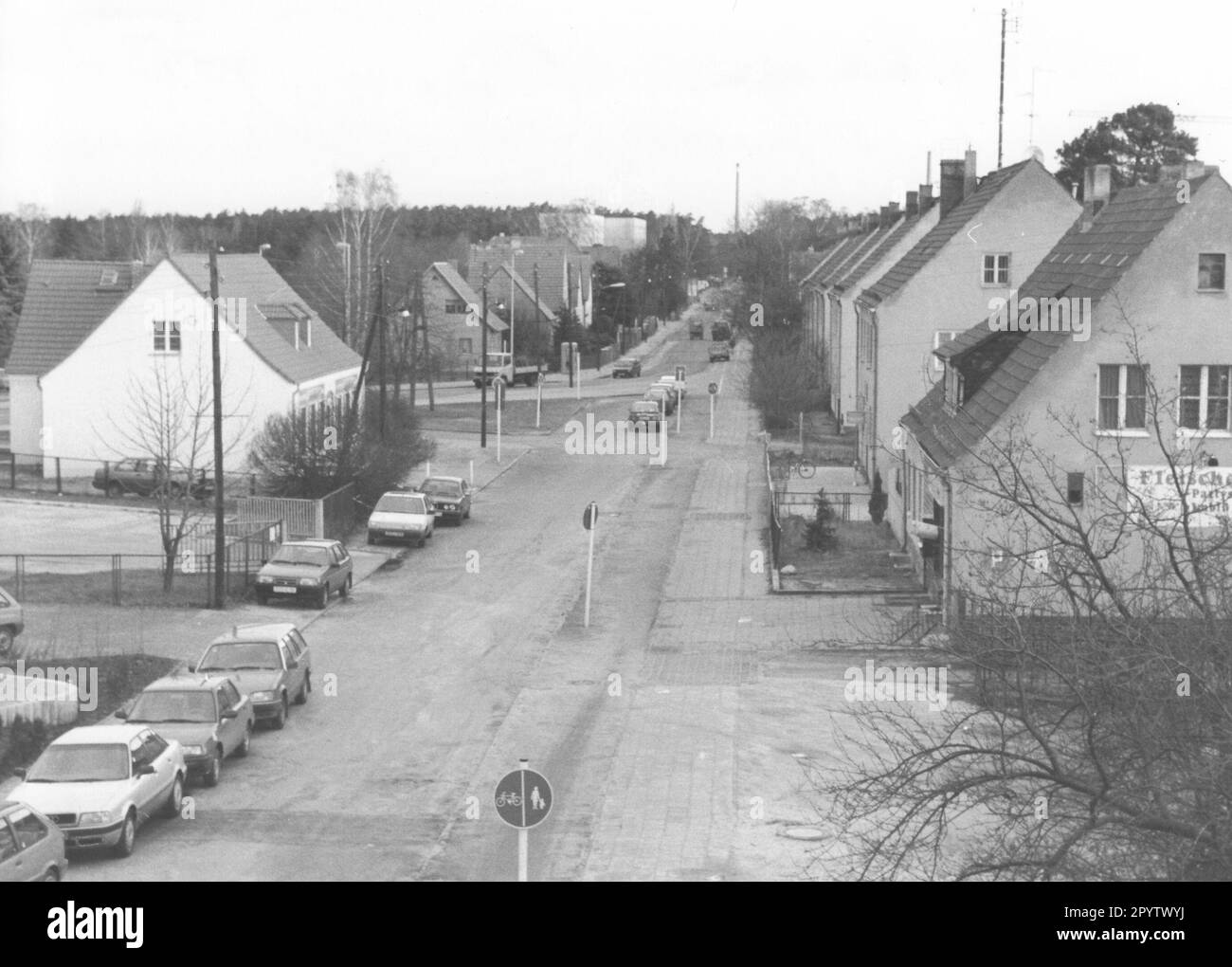 Strada della gioventù a Ludwigsfelde, distretto Teltow-Fläming.case single-family. Via. Foto: MAZ/Klaus Gerlach, 14.01.1993 [traduzione automatica] Foto Stock
