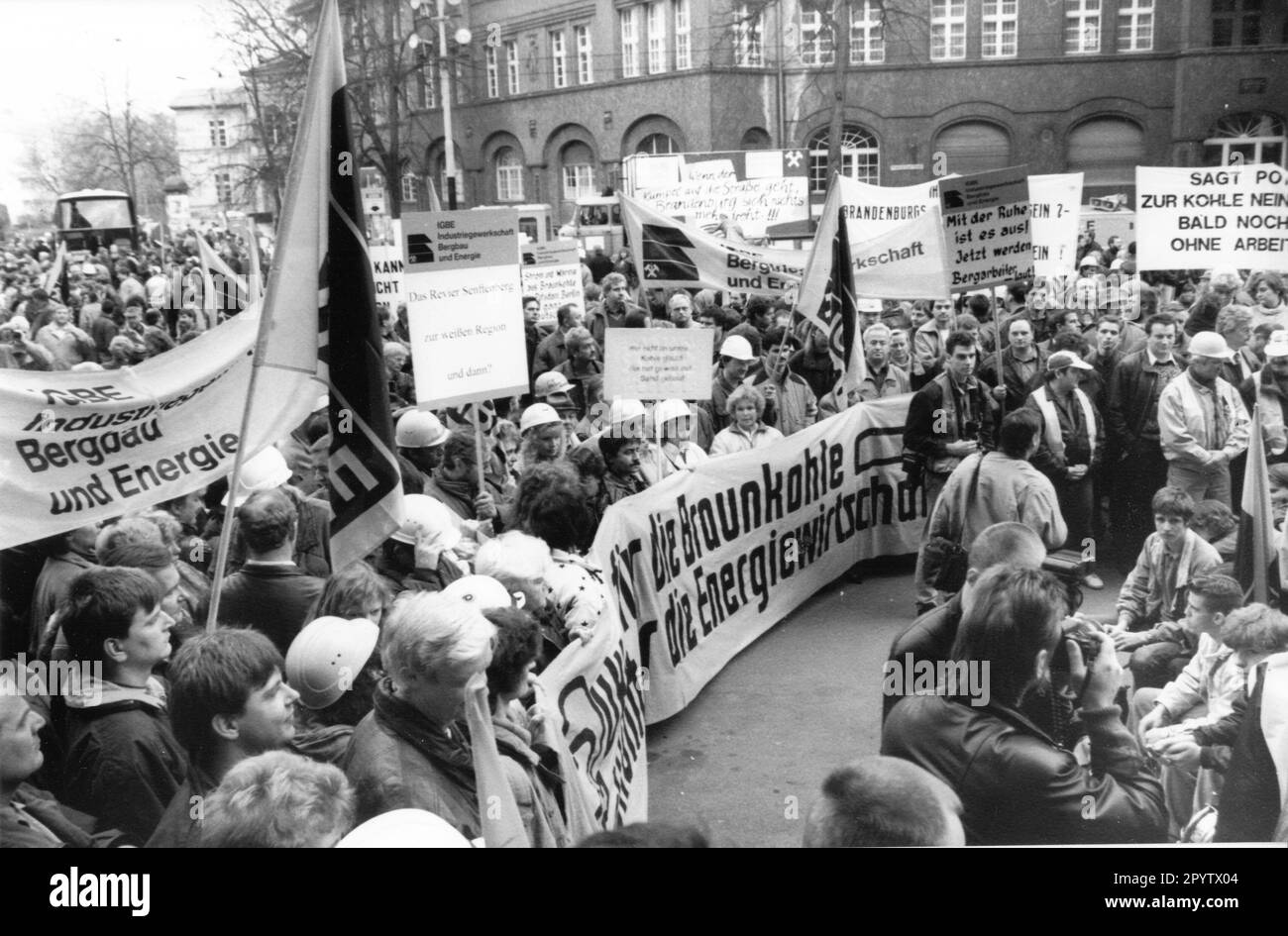 14 giorni di protesta e dimostrazione davanti al municipio di Potsdam da parte di minatori della regione mineraria lignita lusaziana contro i piani di utilizzare il gas naturale per una nuova centrale combinata di calore ed elettricità da costruire a Potsdam. Posti di lavoro minacciati. Foto dimostrativa: MAZ/Christel Köster, 20.10.1993 [traduzione automatica] Foto Stock