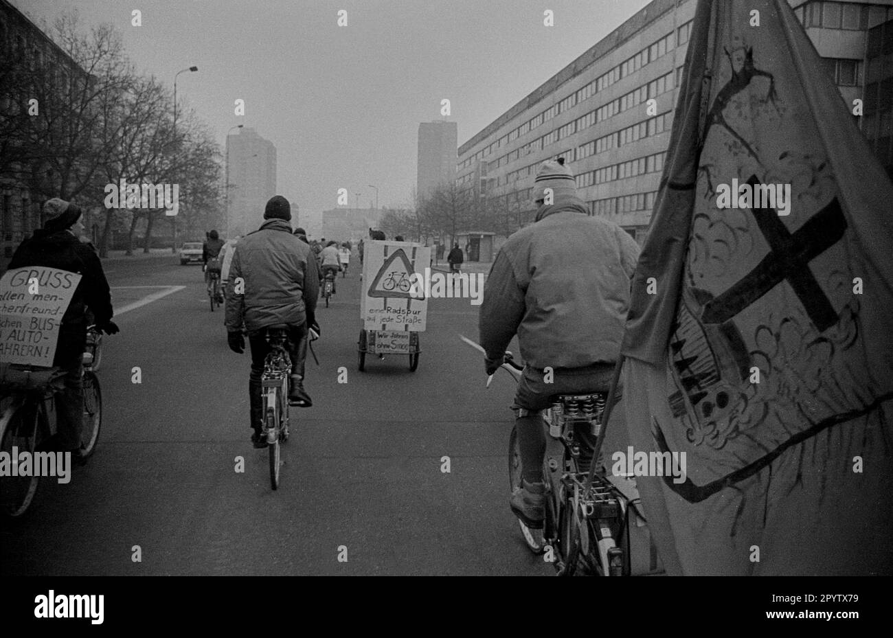 GDR, Berlino, 7,1.1990, 1st dimostrazione di bicicletta a Berlino Est, pista ciclabile su ogni strada, [traduzione automatica] Foto Stock