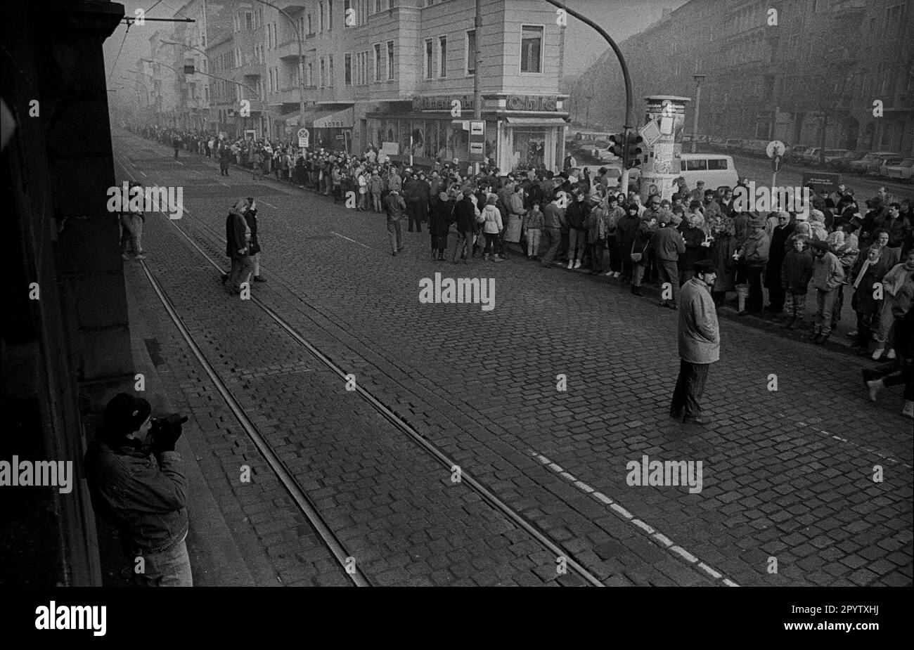 GDR, Berlino, 03.12.1989, per il nostro paese, catena umana, Attraverso l'intera GDR, all'incrocio Schönhauser Allee/ Dimitroffstraße, [traduzione automatica] Foto Stock