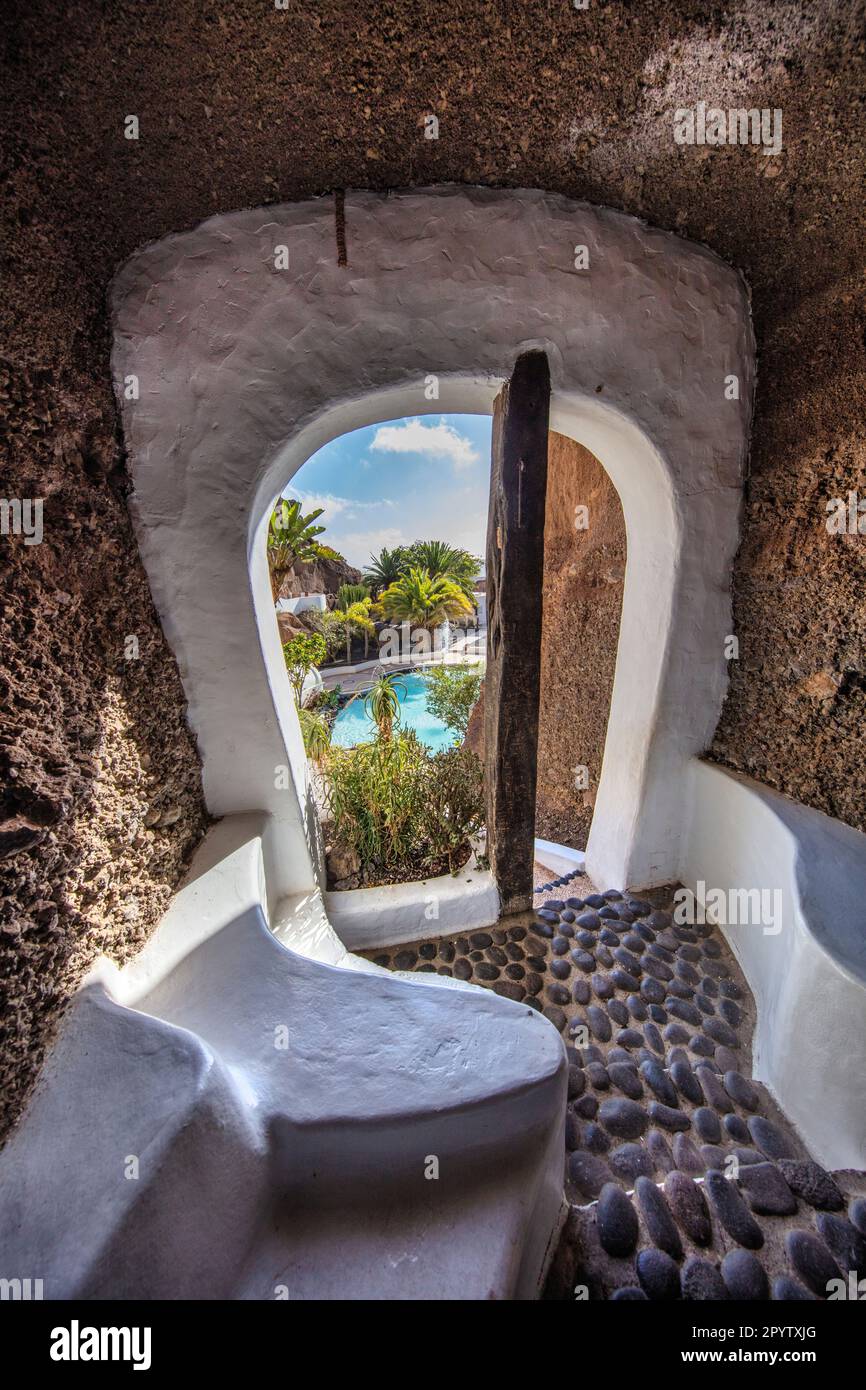 Spagna, Isole Canarie, Lanzarote. Nazaret. Casa su rocce laviche costruite dall'architetto Jesus Soto su un'idea di Cesar Manrique. Museo, Foto Stock