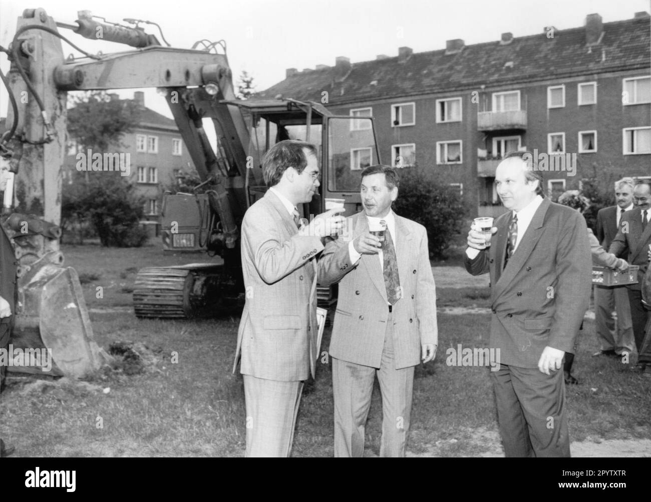 Cerimonia rivoluzionaria per uffici e edifici commerciali all'angolo tra Rathausstraße e Tanneurstraße a Ludwigsfelde. Da sinistra: Karl Wolf, costruttore e architetto, Heinrich Scholl, sindaco, e Rudolf Franzke, costruttore e architetto. Progetto di costruzione. Lavori di costruzione. Foto: MAZ /Klaus Gerlach, 08.05.1992 [traduzione automatica] Foto Stock