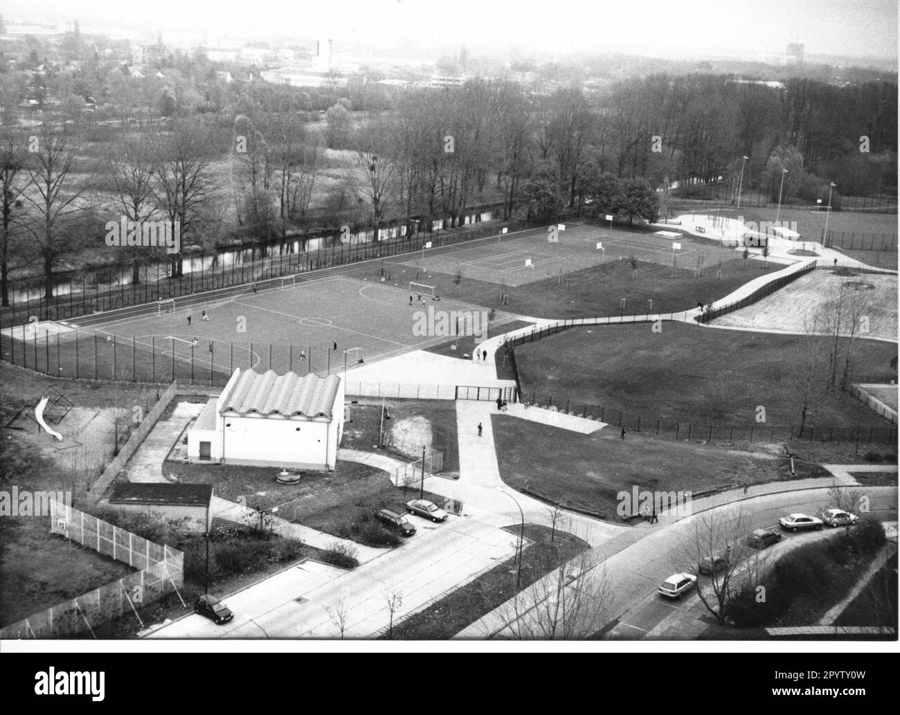Impianti sportivi/campo sportivo. I nuovi campi sportivi di Schlaatz con la loro superficie sintetica sono spaziosi a Potsdam. Foto: Rainer Plagemann, 15.11.1997 [traduzione automatica] Foto Stock