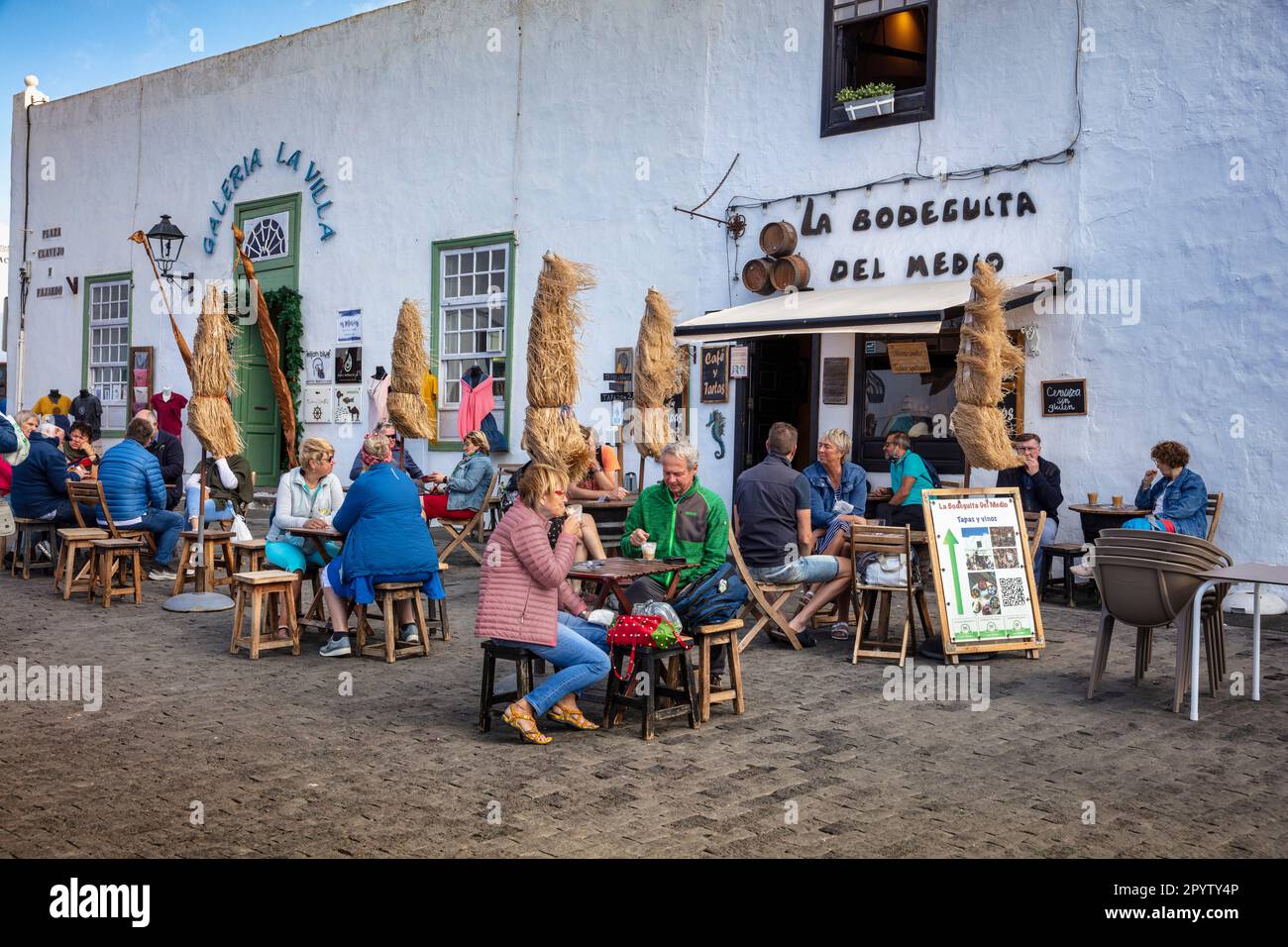 Spagna, Isole Canarie, Lanzarote. Ex capitale Teguise. Centro storico, ristoranti, terrazze, negozi. Foto Stock