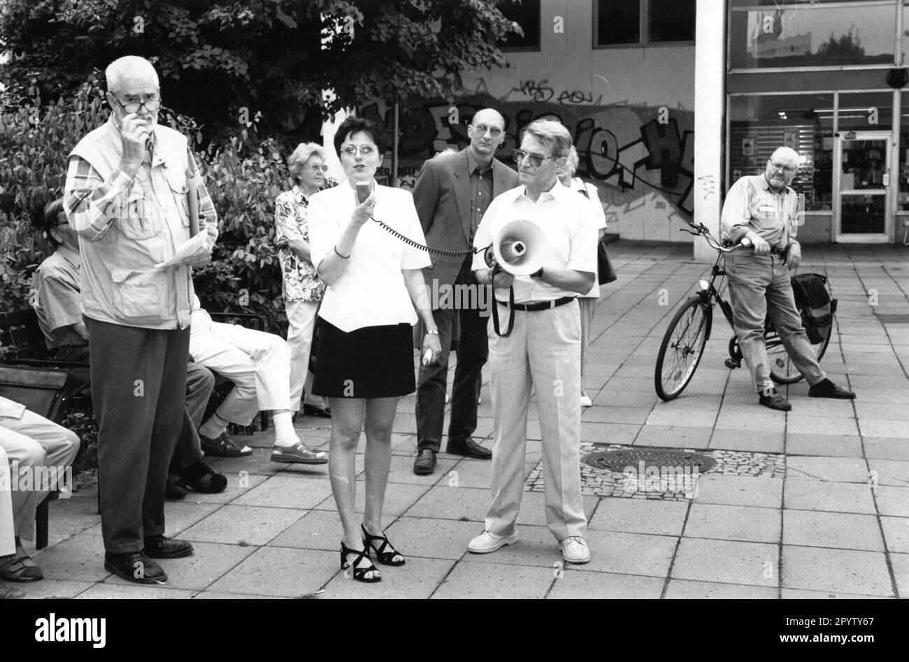 "Membro della PDS del parlamento Karin Schröter (con mike) e dipendente non partitico del governo Rolf Wettstädt(m.) Ha parlato alla manifestazione di lunedì 33rd a Staudenhof a Potsdam sul tema ''Giustizia-per una politica diversa in Germania''.rally. Foto: Joachim Liebe, 04.08.1998 [traduzione automatica]' Foto Stock