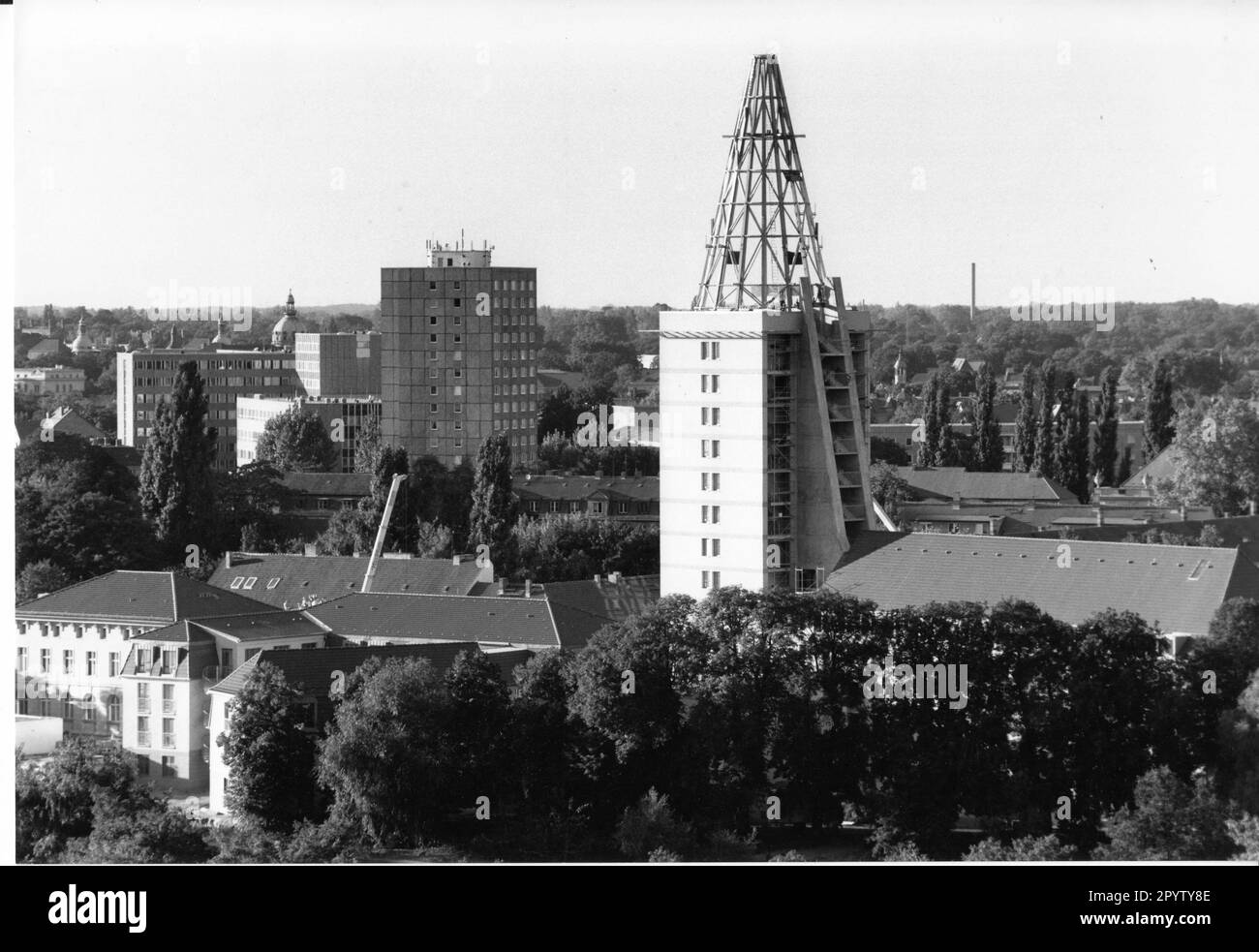 'La casa degli anziani ''Residenz Heilig Geist Park'' è costruita sul sito dell'ex Heiliggeistkirche. Cono e Kugen (struttura in acciaio da 12 tonnellate) come finitura del tetto sulla torre. Lavori di costruzione. Cantiere. Nuova casa building.pensionamento. Foto: Joachim Liebe, 23.09.1997 [traduzione automatica]' Foto Stock