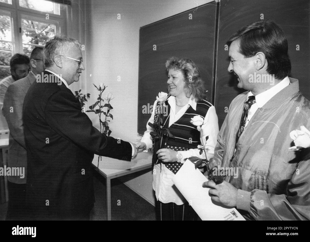 I laureati della Technical University of Applied Sciences (FH) Wildau hanno ricevuto il diploma dal Presidente del TFH Prof. Dr Wilfried Arlt.students, studio, insegnamento. Foto:MAZ/Peter Hein,22.06.1992 [traduzione automatica] Foto Stock