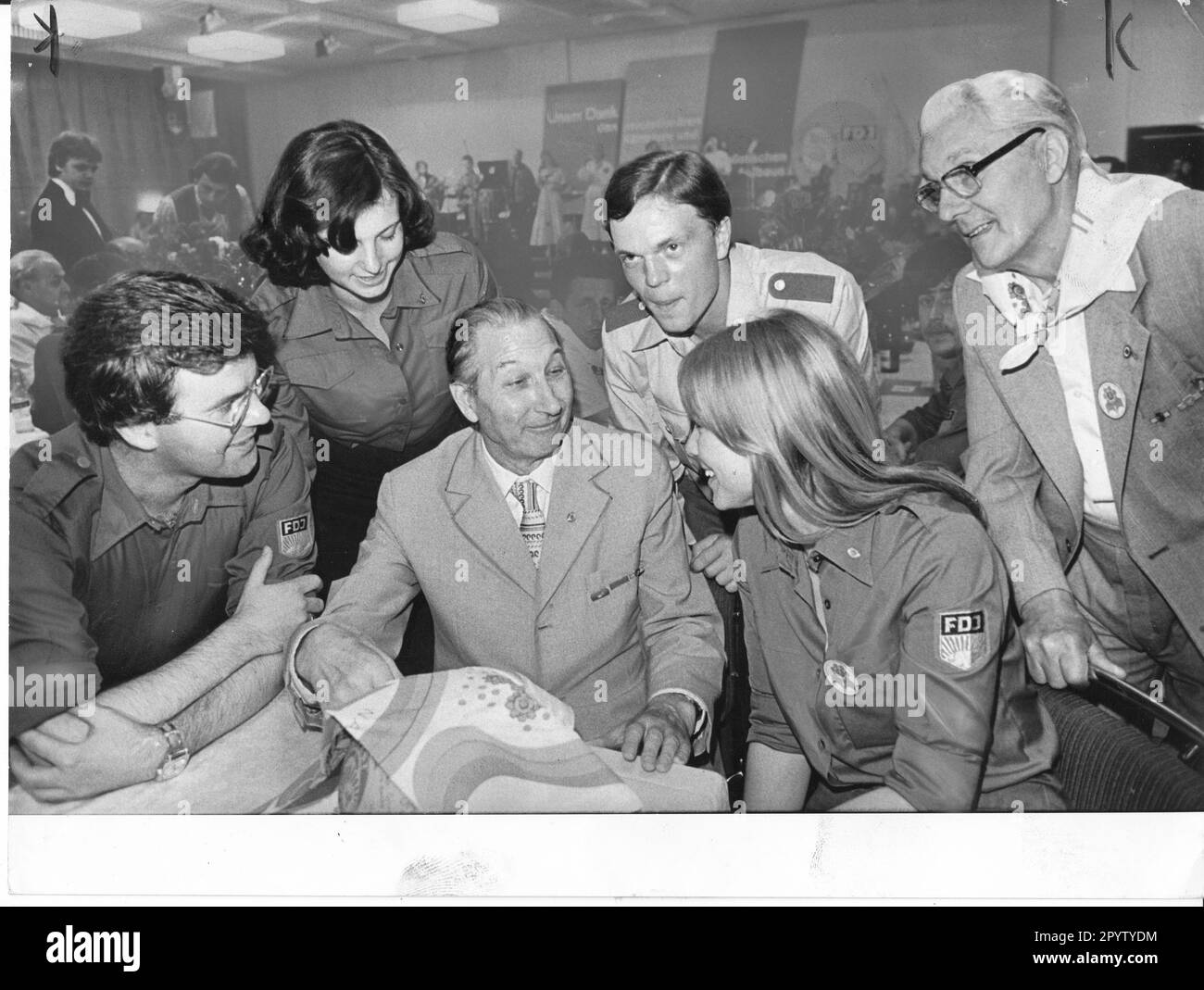 Durante il Festival Nazionale della Gioventù della RDT a Berlino, studenti e FDJers hanno incontrato i veterani della SED per un evento di ringraziamento. Compagno di rentmeister da Potsdam con FDJers presso l'Hotel Stadt Berlin. Festa. Evento. Festival. FDJ.GDR.historical. Foto: MAZ/ Leon Schmitdke, 05.06.1979 [traduzione automatica] Foto Stock