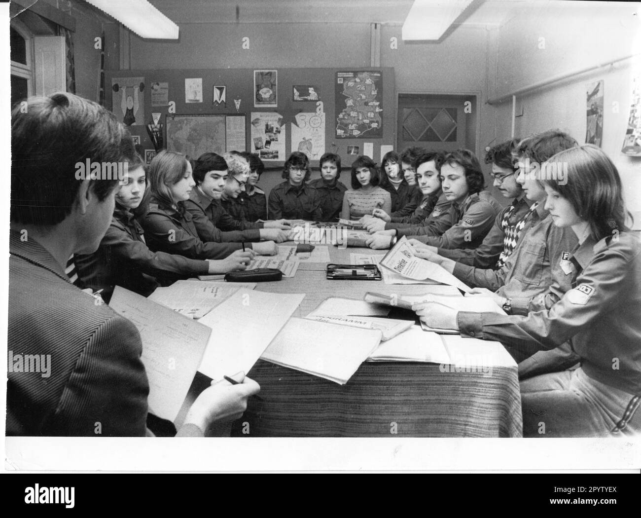 Consultazione dell'organizzazione di base FDJ. Alunni e FDJers della scuola secondaria estesa di Goethe a Brandeburgo discutono del loro atteggiamento di apprendimento collettivo in preparazione al IX Congresso del Partito. Scuola. Giovani persone.GDR.storico. Foto: MAZ/Bruno Wernitz, 06.02.1976 [traduzione automatica] Foto Stock