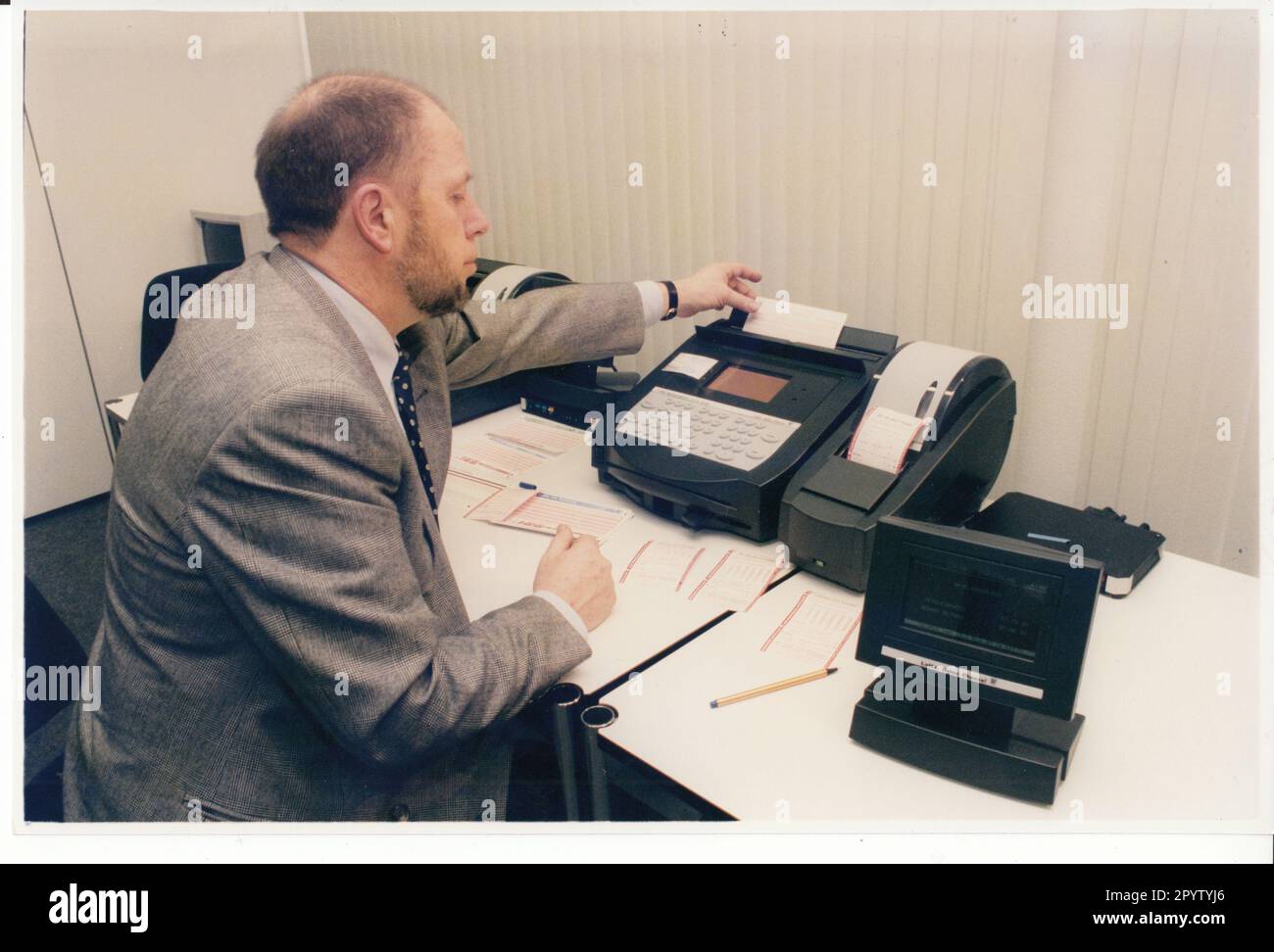 La tecnologia moderna fa il suo debutto. I biglietti di Lotto vengono elaborati online presso cinque punti vendita Potsdam.Lotto GmbH Land Brandenburg a Steinstraße (Fig.). Lotteria. Biglietto della lotteria. Gioco d'azzardo. Foto: MAZ/Peter Sengpiehl, 25.02.1997 [traduzione automatica] Foto Stock