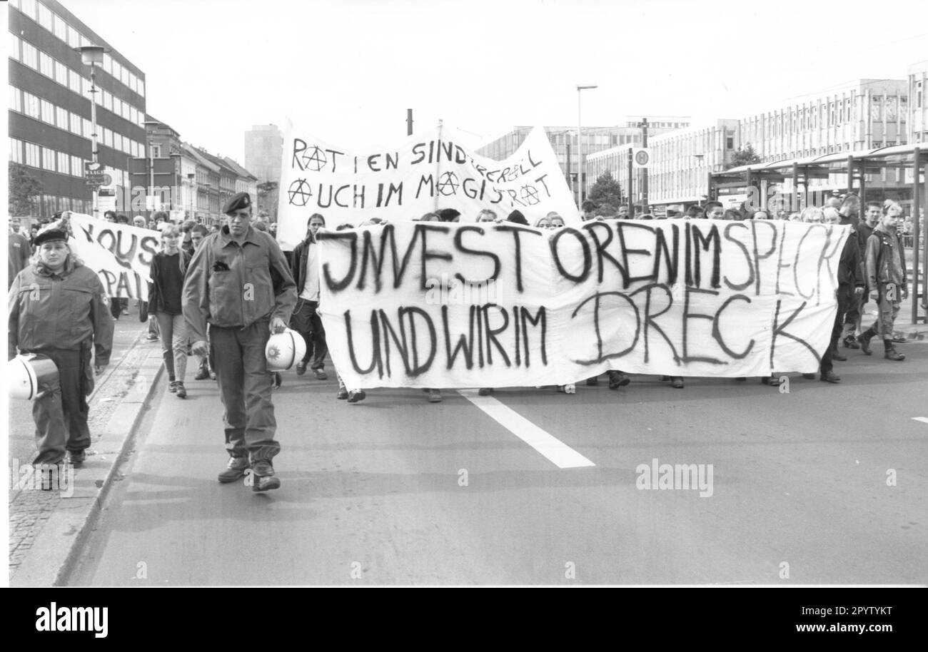 Dimostrazione di squatter con striscioni e accompagnati dalla polizia a Potsdam. Foto: MAZ/Joachim Liebe,06.07.1997 [traduzione automatica] Foto Stock