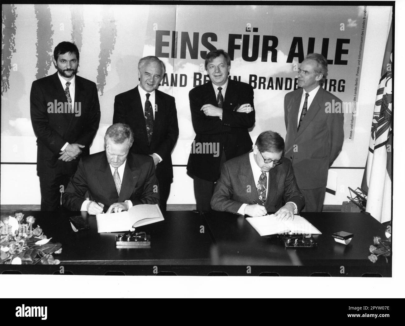 Il 06.04.1995, i governi degli stati di Berlino e Brandeburgo hanno concordato un trattato statale per la formazione di uno stato federale comune nella loggia di caccia Glienicke e l'hanno firmato il 27.04.1995.Fusion Berlino-Brandeburgo.Foto: MAZ/Michael Hübner, 06.04.1995 [traduzione automatica] Foto Stock