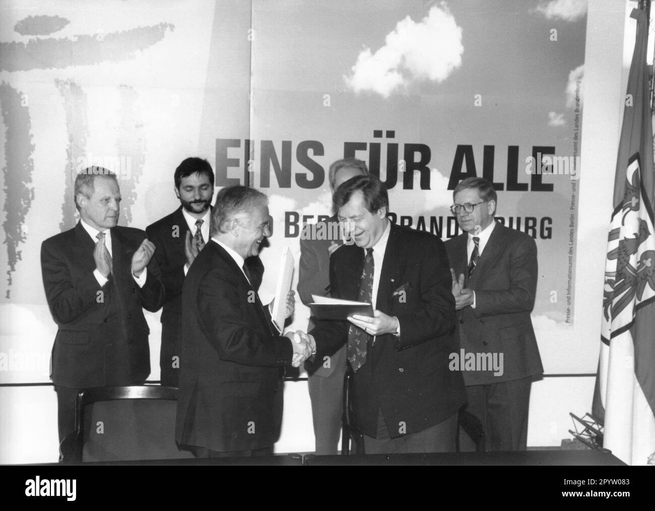 Il 06.04.1995, i governi degli stati di Berlino e Brandeburgo hanno concordato un trattato statale per la formazione di uno stato federale comune nella loggia di caccia Glienicke e l'hanno firmato il 27.04.1995.Fusion Berlino-Brandeburgo.Foto: MAZ/Michael Hübner, 06.04.1995 [traduzione automatica] Foto Stock