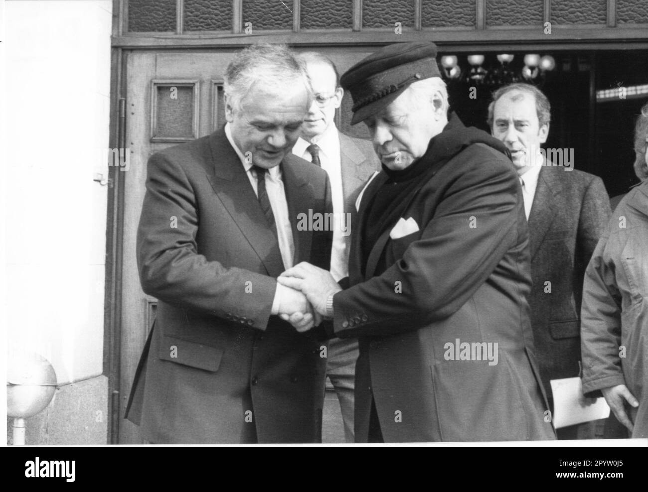 Sostegno dimostrativo dinanzi al comitato investigativo di Potsdam, alle accuse di Stasi contro Manfred Stolpe dell'ex cancelliere Helmut Schmidt.Wende/Wendezeit. Foto: MAZ Michael Hübner, 18.02.1992 [traduzione automatica] Foto Stock