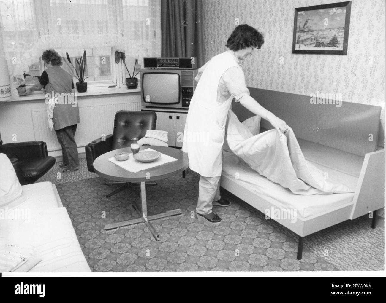 Le cameriere hanno cura dell'ordine e della pulizia. Dopo i lavori di ristrutturazione, il Tourist and Congress Hotel (TCH) di Waldstadt, otto-Grothewohl-Straße diventa un hotel a 3 stelle. Anche per incontri e congressi internazionali. Albergo. Alloggio.GDR. Storico. Wende/turnaround. Foto: MAZ/Wolfgang Mallwitz, 30.03.1990 [traduzione automatica] Foto Stock