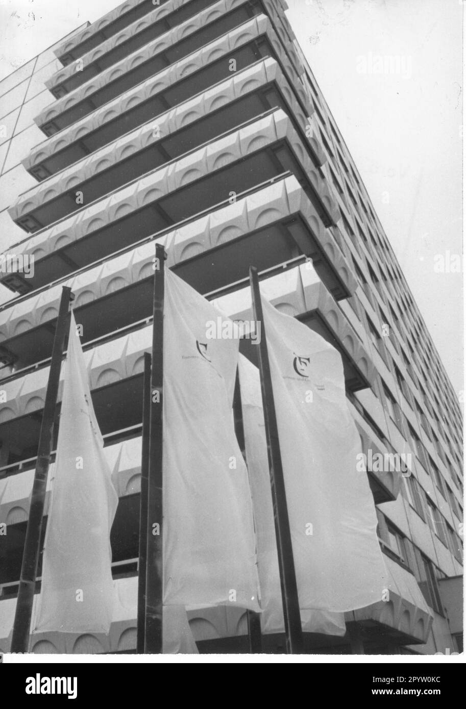 Dopo i lavori di ristrutturazione, il Tourist and Congress Hotel (TCH) di Waldstadt, otto-Grothewohl-Straße diventa un hotel a 3 stelle. Anche per incontri e congressi internazionali. Albergo. Alloggio.GDR. Storico. Wende/turnaround. Foto: MAZ/Wolfgang Mallwitz, 30.03.1990 [traduzione automatica] Foto Stock