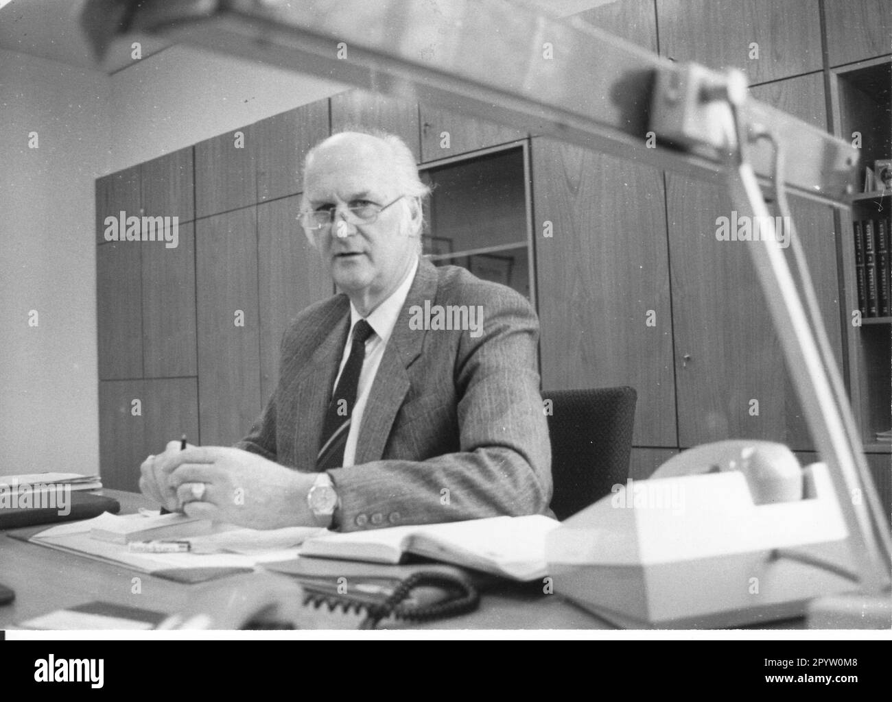 Jochen Oehme, direttore dell'hotel. Dopo i lavori di ristrutturazione, il Tourist and Congress Hotel (TCH) di Waldstadt, otto-Grothewohl-Straße diventa un hotel a 3 stelle. Anche per incontri e congressi internazionali. Albergo. Alloggio.GDR. Storico. Wende/turnaround. Foto: MAZ/Wolfgang Mallwitz, 30.03.1990 [traduzione automatica] Foto Stock