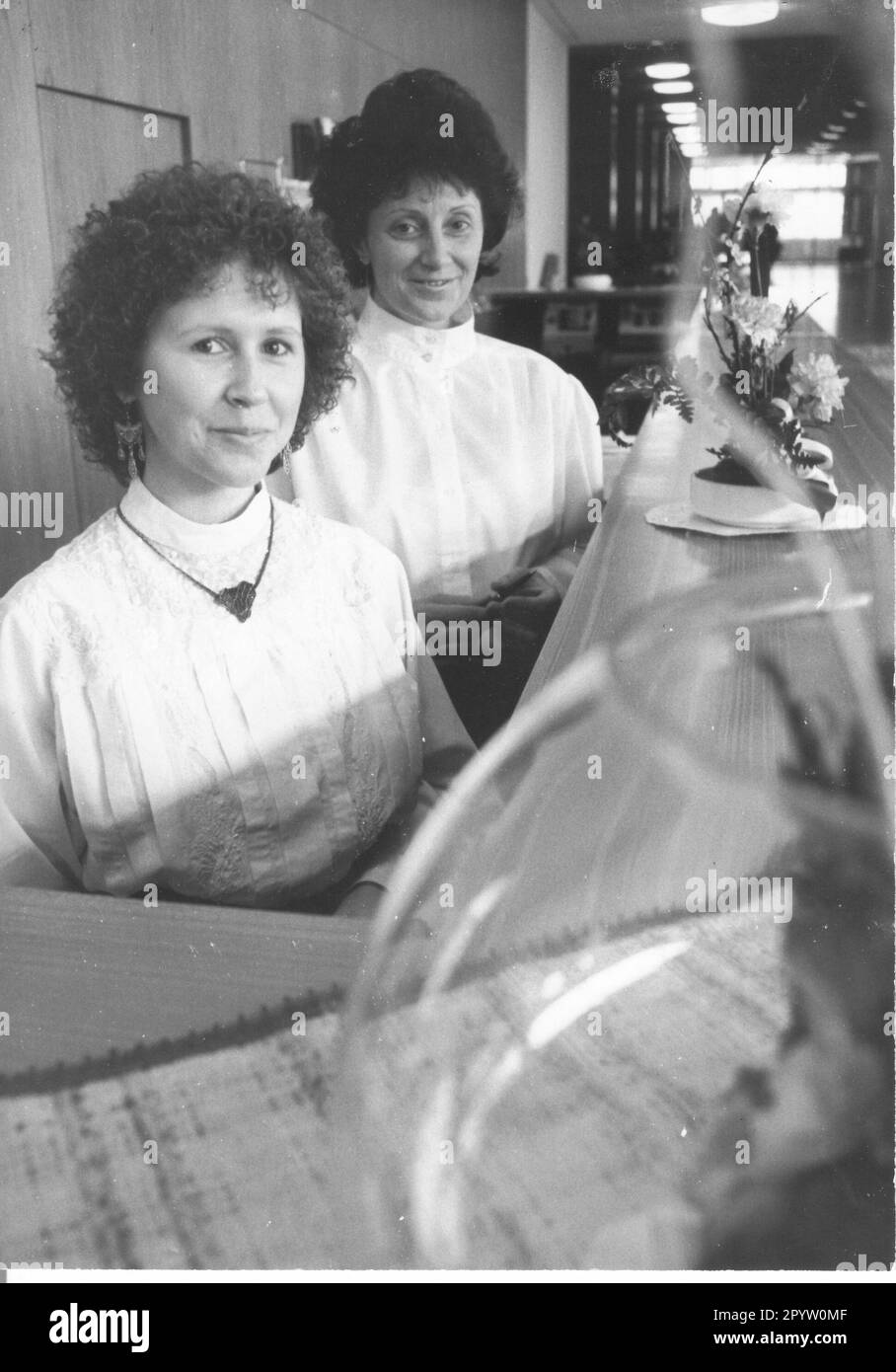 Dopo i lavori di ristrutturazione, il Tourist and Congress Hotel (TCH) di Waldstadt, otto-Grothewohl-Straße diventa un hotel a 3 stelle. Anche per incontri e congressi internazionali. Albergo. Alloggio.GDR. Storico. Wende/turnaround. Foto: MAZ/Wolfgang Mallwitz, 30.03.1990 [traduzione automatica] Foto Stock