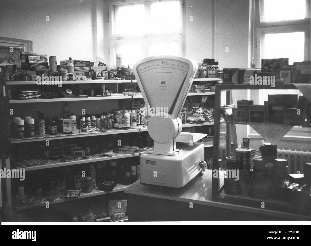 Centro di documentazione ''Cultura quotidiana della RDT'' a Eisenhüttenstadt. Il museo raccoglie tutto ciò che ricorda la vita quotidiana nel GDR.in la foto Konsum- Laden.Geschäft. Cibo. Vendita al dettaglio. Punto vendita. Ostalgia della DDR. Foto: MAZ/Antje Schroeder/Marzo 1997 [traduzione automatica]' Foto Stock