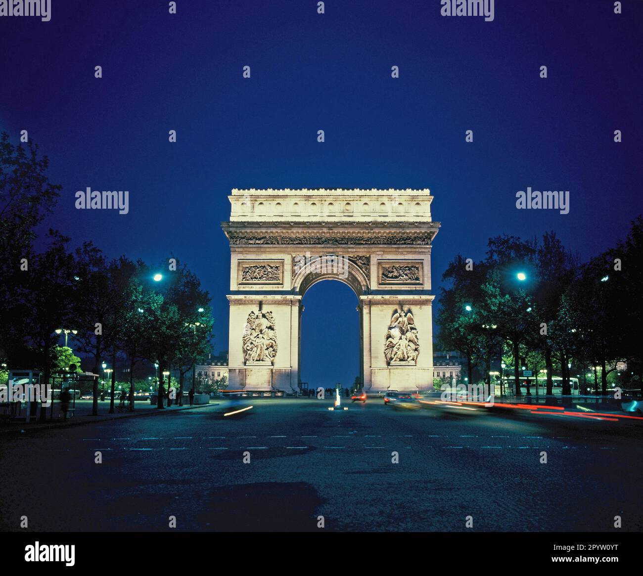 Francia. Parigi. Arco di Trionfo. Scena notturna. Foto Stock