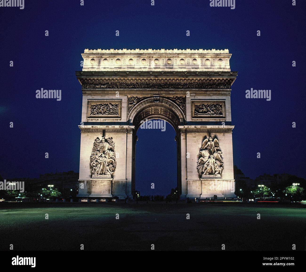 Francia. Parigi. Arco di Trionfo. Scena notturna. Foto Stock