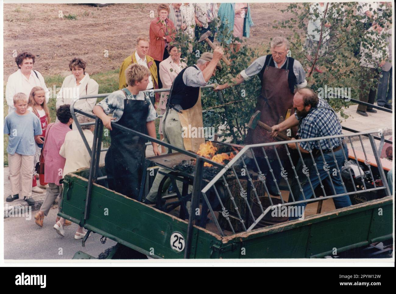 1st Festival del Villaggio di Brandeburgo il 31 agosto 8. 1996 a Seehausen (Teltow-Fläming) vicino a Jüterbog dimostrazione fabbro Foto: MAZ/Bernd Gartenschläger [traduzione automatica] Foto Stock