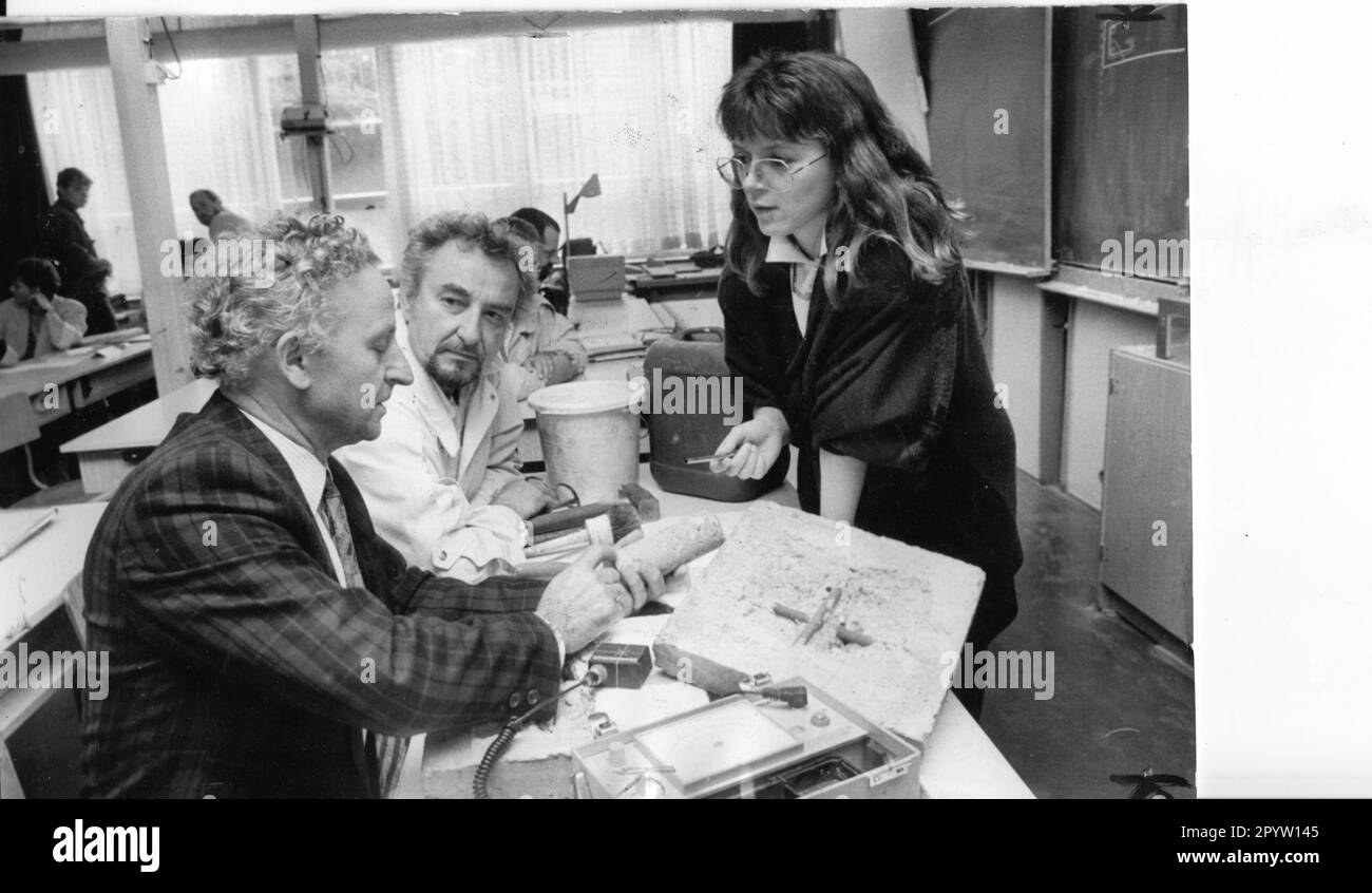 "I candidati Potsdam 27, tra cui Manfred Köchel e l'ingegnere strutturale Max Mayer (centro), hanno effettuato un test volontario di conoscenza il 25 giugno 1990 presso la scuola professionale ''Bruno Baum'' della Märkische Bau-Union. L'esaminatore era Susanne Gieler-Dreßner dell'Istituto di Ricerca e prova dei materiali di Stoccarda. Prima dell'esame è stato tenuto un corso di crash sulle tecniche tedesche di riparazione del calcestruzzo. Wende, Wendezeit, Umbruch, Umbruchzeit Cambio di sistema Foto: MAZ/Christel Köster [traduzione automatica]' Foto Stock