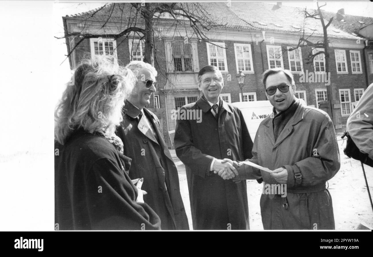 Il sindaco di Potsdam Erwin Motzkus (occhiali scuri) ha ricevuto un assegno di 30.000 DM dal presidente del Royal Dutch/Shell Group, Lodewijk van Wachen. Per il prezzo, l'illuminazione storica del quartiere olandese è da restaurare, foto da 03.04.1992 . Foto: MAZ/Christel Köster [traduzione automatica] Foto Stock