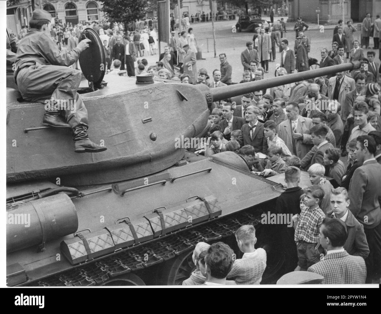 Potsdam 10 settembre 1961 grande raduno per le vittime del fascismo sulla Piazza delle Nazioni con un carro armato di battaglia tipo T 34 pistola a torretta Foto: MAZ/Leon Schmidtke [traduzione automatica] Foto Stock