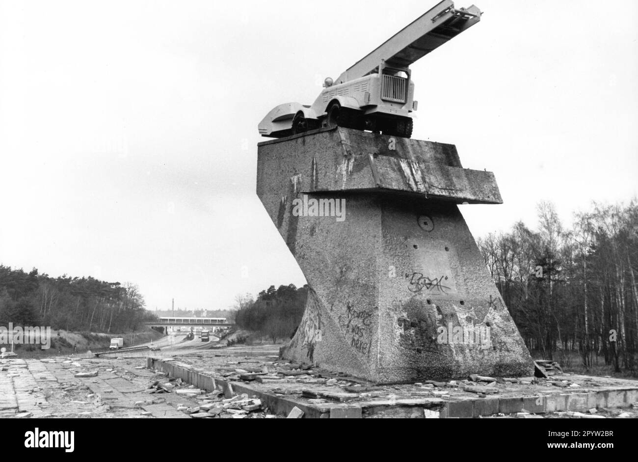 'All'ex valico di frontiera Dreilinden- Drewitz Kleinmachnow è ora invece del carro armato ''T 34'' uno spazzaneve rosa sul piedistallo.Border. Valico di frontiera. Wende/Wendezeit.Photo:MAZ/Michael Hübner, marzo 1992. [traduzione automatica]' Foto Stock